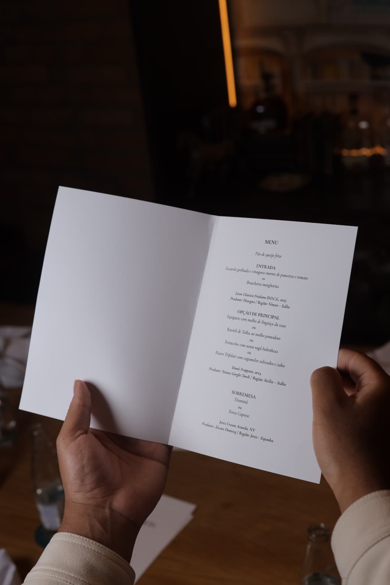 Convidado lendo o menu impresso do jantar